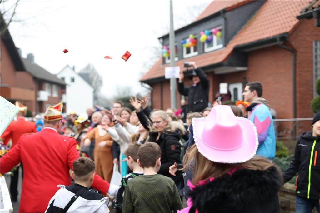 Karnevalsumzug in Olfen 2023: Viele Fotos vom Nelkendienstag Eindrücke vom Karnevalsumzug in Olfen 2023