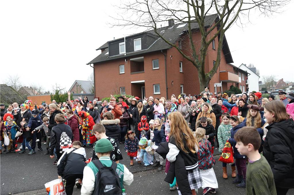 Karnevalsumzug in Olfen 2023: Viele Fotos vom Nelkendienstag Eindrücke vom Karnevalsumzug in Olfen 2023