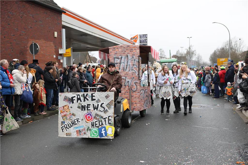 Karnevalsumzug in Olfen 2023: Viele Fotos vom Nelkendienstag Eindrücke vom Karnevalsumzug in Olfen 2023