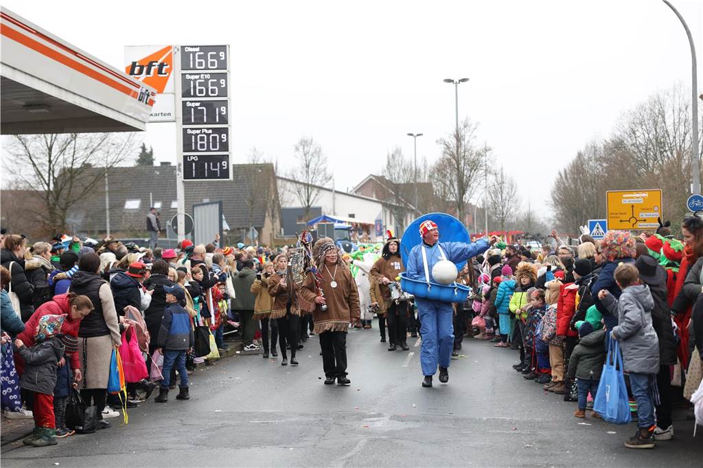 Karnevalsumzug in Olfen 2023: Viele Fotos vom Nelkendienstag Eindrücke vom Karnevalsumzug in Olfen 2023