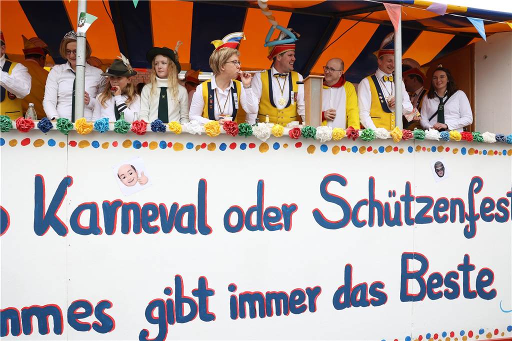 Karnevalsumzug in Olfen 2023: Viele Fotos vom Nelkendienstag Eindrücke vom Karnevalsumzug in Olfen 2023