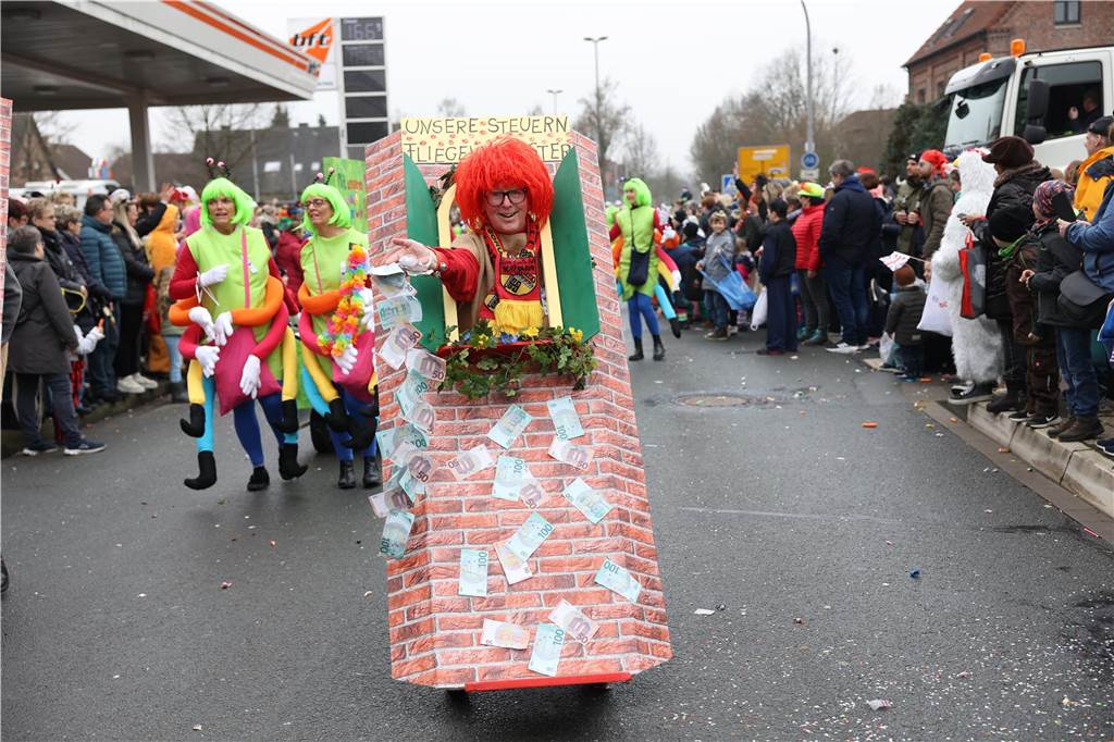 Karnevalsumzug in Olfen 2023: Viele Fotos vom Nelkendienstag Eindrücke vom Karnevalsumzug in Olfen 2023