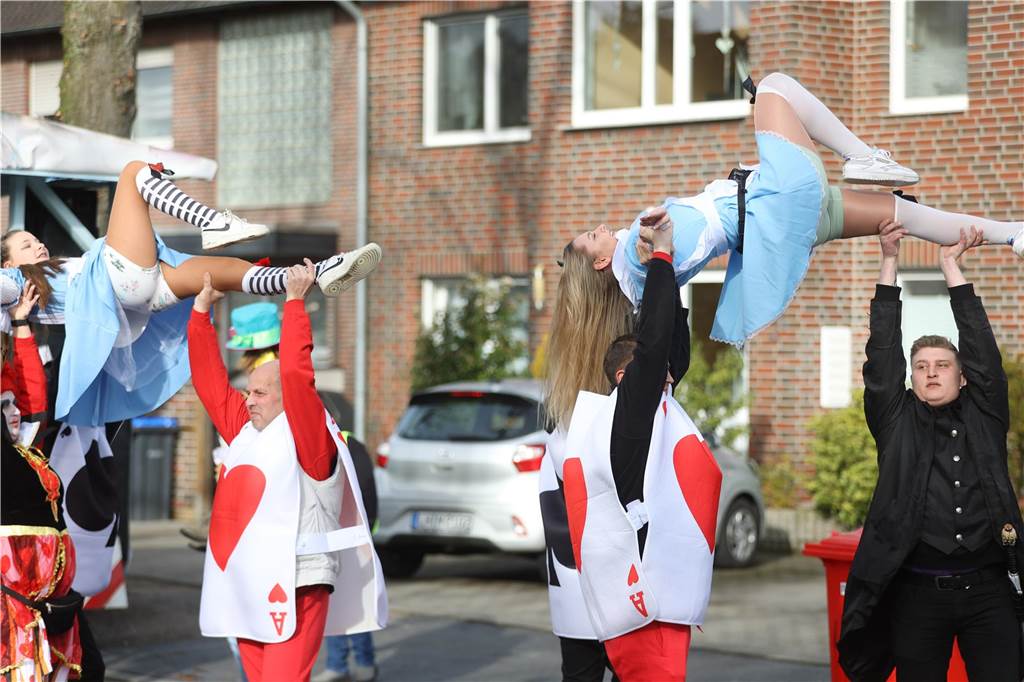 Karneval 2024 in Selm : Viele Fotos vom großen Umzug durch die Stadt Eindrücke vom Karnevalsumzug in Selm 2024