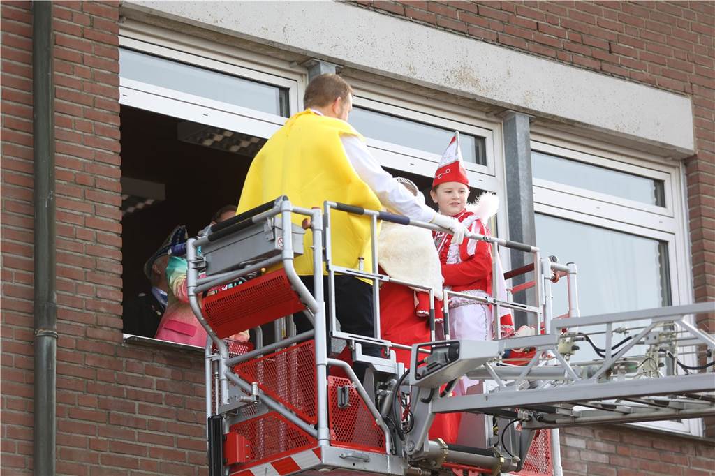 Karneval 2024 in Selm : Viele Fotos vom großen Umzug durch die Stadt Eindrücke vom Karnevalsumzug in Selm 2024