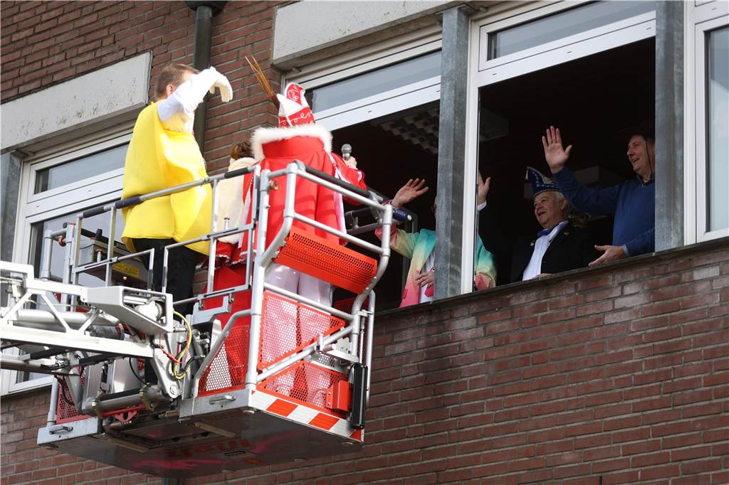 Karneval 2024 in Selm : Viele Fotos vom großen Umzug durch die Stadt Eindrücke vom Karnevalsumzug in Selm 2024