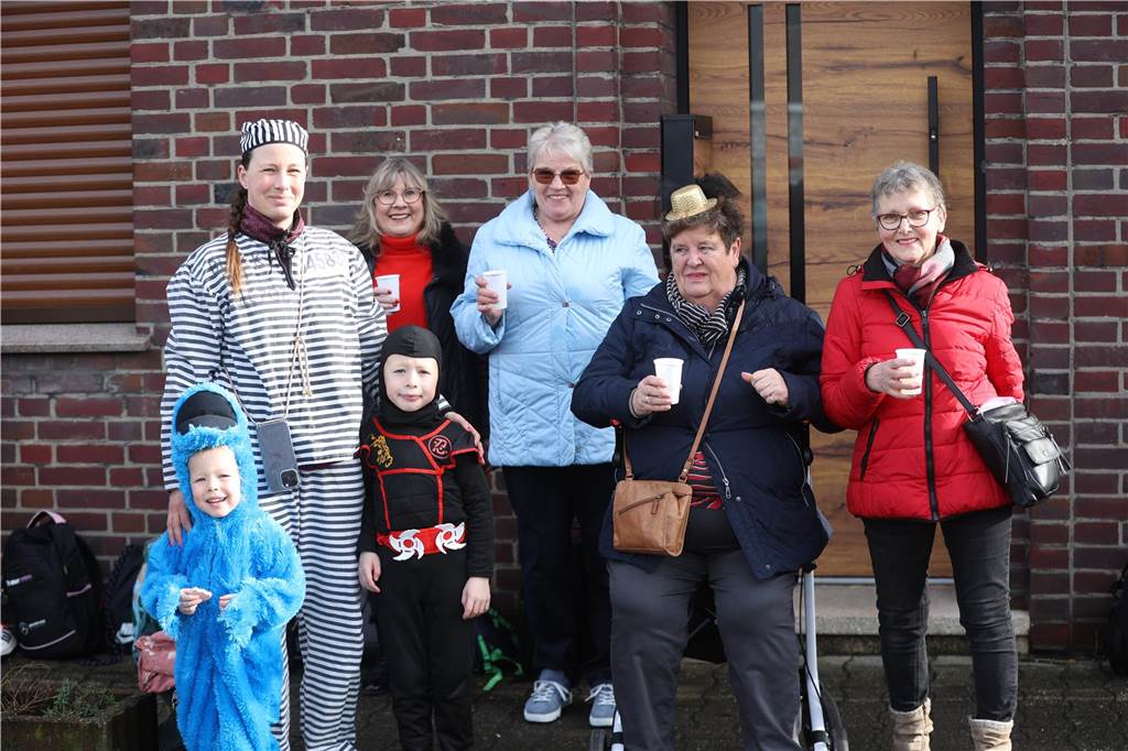 Karneval 2024 in Selm : Viele Fotos vom großen Umzug durch die Stadt Eindrücke vom Karnevalsumzug in Selm 2024