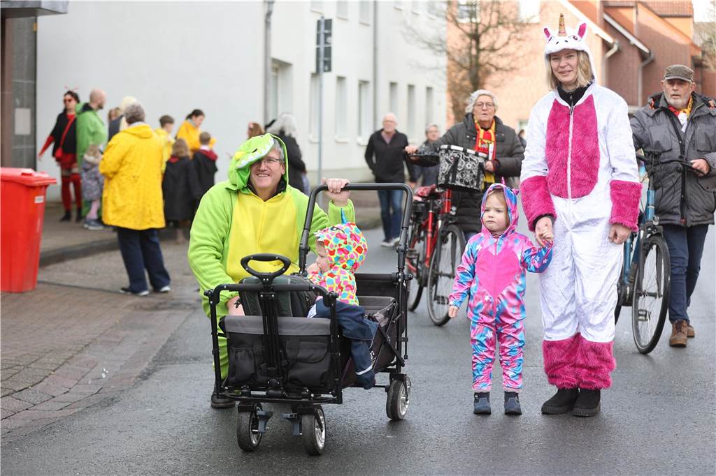 Karneval 2024 in Selm : Viele Fotos vom großen Umzug durch die Stadt Eindrücke vom Karnevalsumzug in Selm 2024