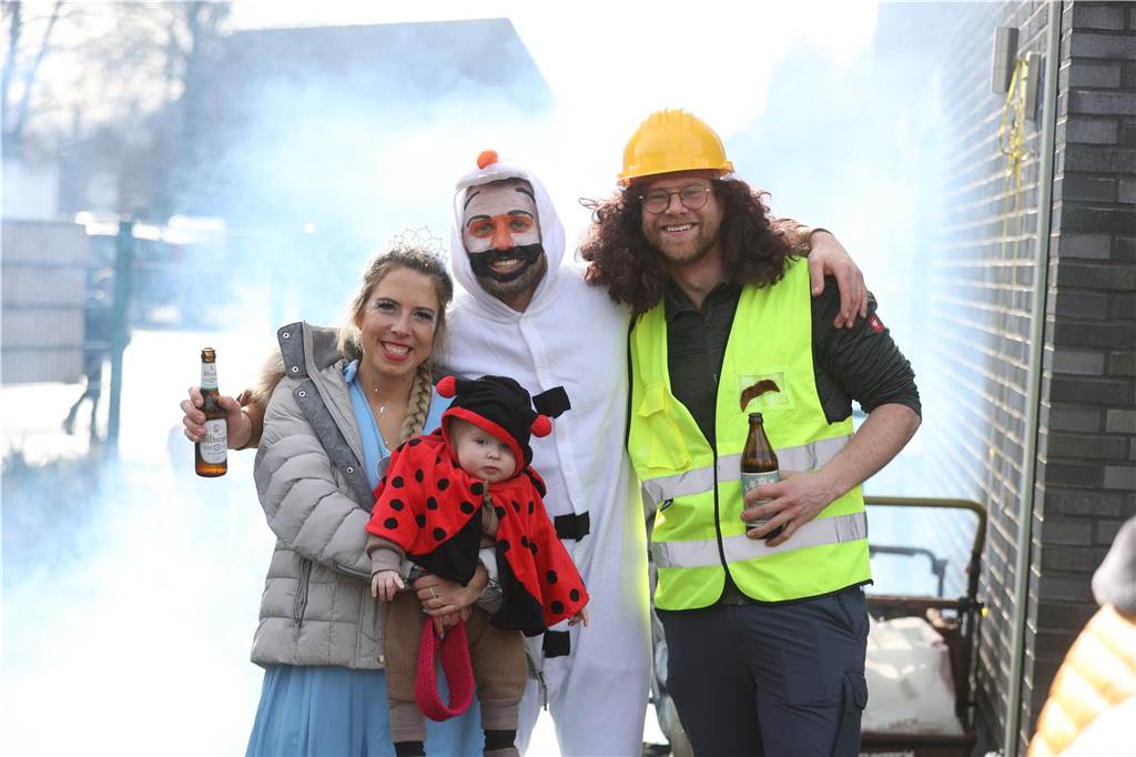 Karneval 2024 in Selm : Viele Fotos vom großen Umzug durch die Stadt Eindrücke vom Karnevalsumzug in Selm 2024