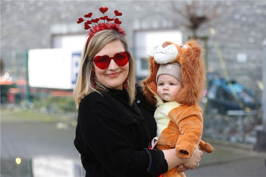 Karneval 2024 in Selm : Viele Fotos vom großen Umzug durch die Stadt Eindrücke vom Karnevalsumzug in Selm 2024