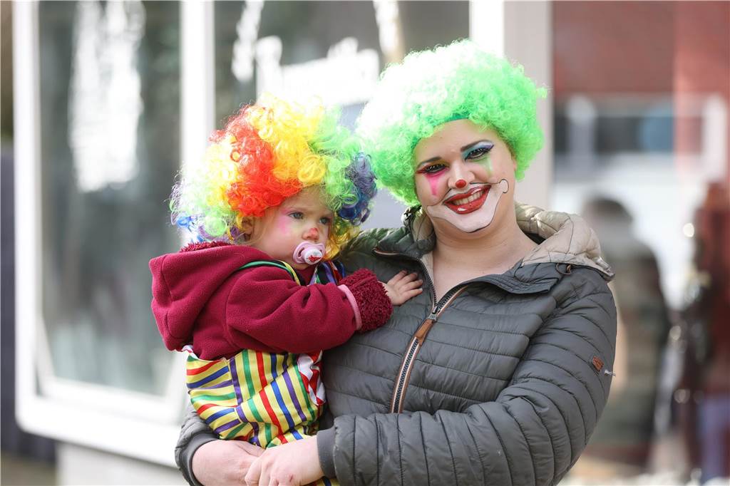Karneval 2024 in Selm : Viele Fotos vom großen Umzug durch die Stadt Eindrücke vom Karnevalsumzug in Selm 2024