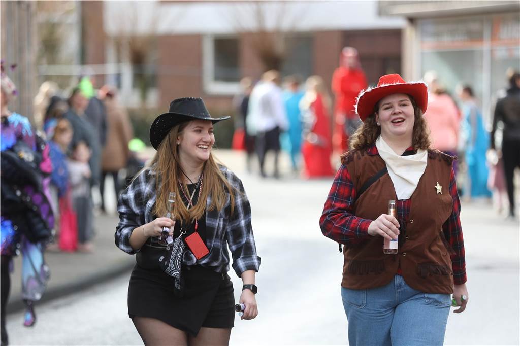 Karneval 2024 in Selm : Viele Fotos vom großen Umzug durch die Stadt Eindrücke vom Karnevalsumzug in Selm 2024