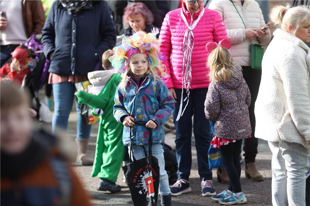 Karneval 2024 in Selm : Viele Fotos vom großen Umzug durch die Stadt Eindrücke vom Karnevalsumzug in Selm 2024