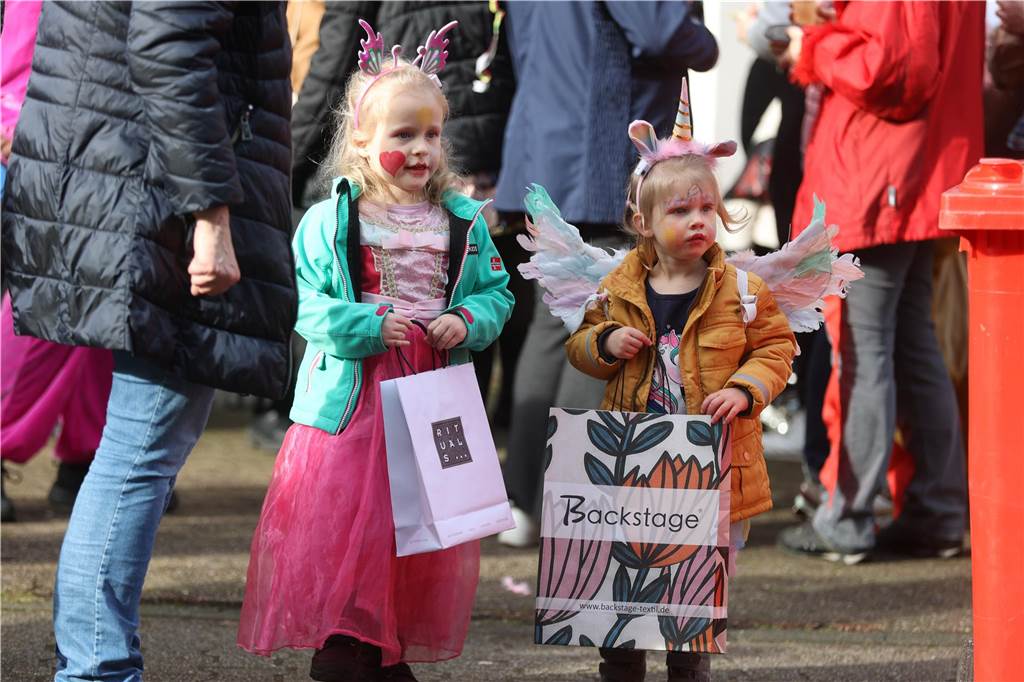 Karneval 2024 in Selm : Viele Fotos vom großen Umzug durch die Stadt Eindrücke vom Karnevalsumzug in Selm 2024