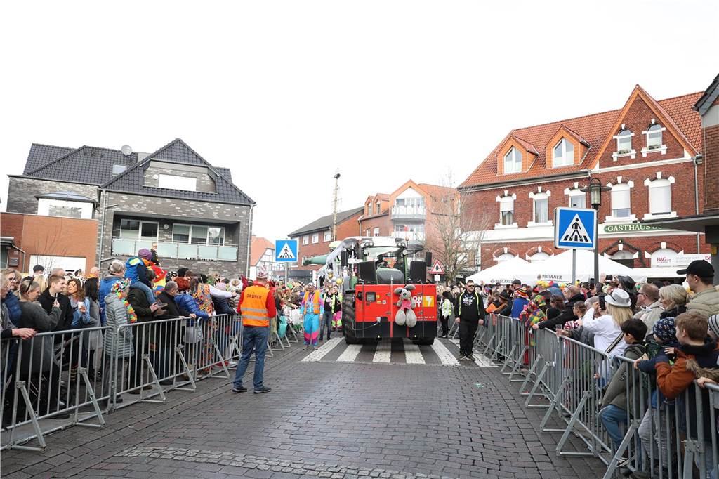 Karneval 2024 in Selm : Viele Fotos vom großen Umzug durch die Stadt Eindrücke vom Karnevalsumzug in Selm 2024