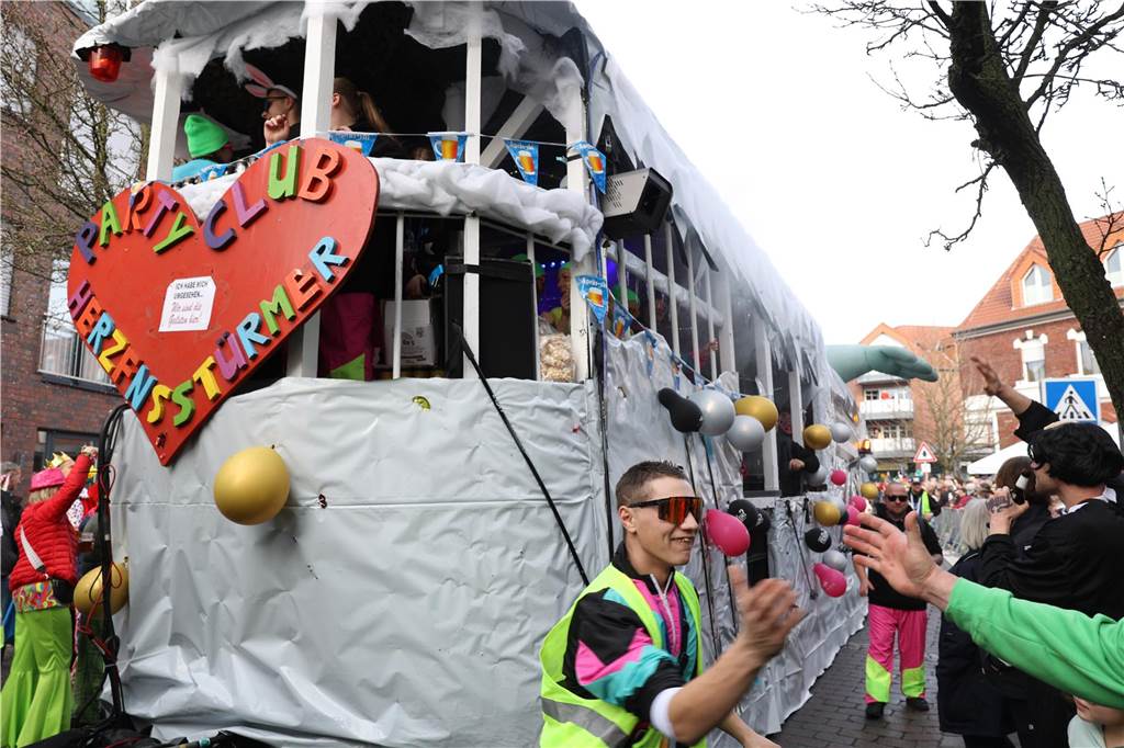 Karneval 2024 in Selm : Viele Fotos vom großen Umzug durch die Stadt Eindrücke vom Karnevalsumzug in Selm 2024