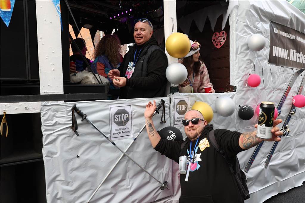 Karneval 2024 in Selm : Viele Fotos vom großen Umzug durch die Stadt Eindrücke vom Karnevalsumzug in Selm 2024