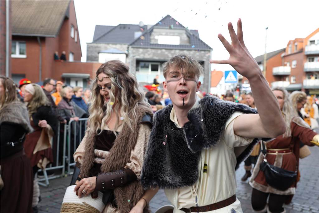 Karneval 2024 in Selm : Viele Fotos vom großen Umzug durch die Stadt Eindrücke vom Karnevalsumzug in Selm 2024