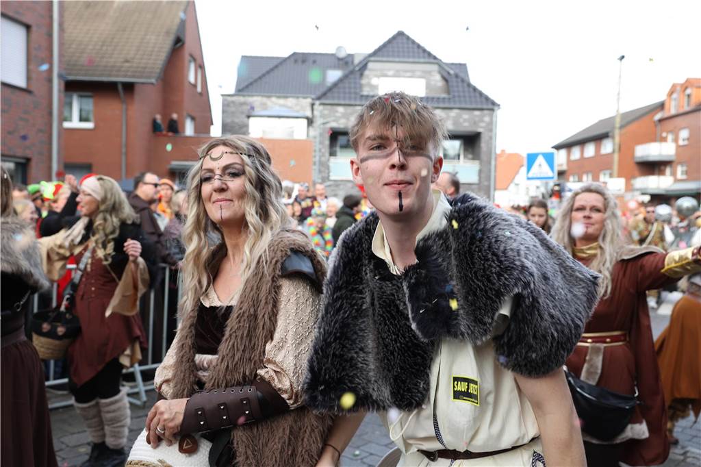 Karneval 2024 in Selm : Viele Fotos vom großen Umzug durch die Stadt Eindrücke vom Karnevalsumzug in Selm 2024