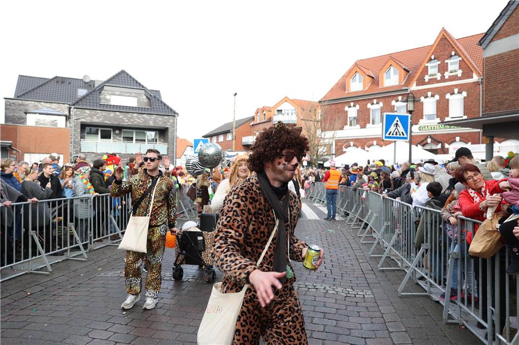 Karneval 2024 in Selm : Viele Fotos vom großen Umzug durch die Stadt Eindrücke vom Karnevalsumzug in Selm 2024