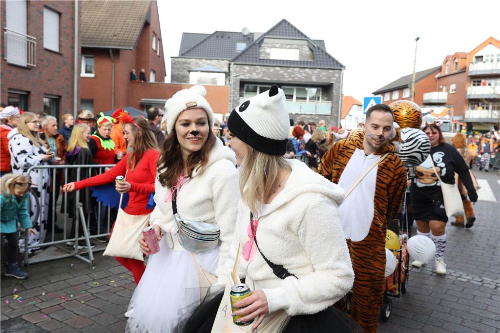 Karneval 2024 in Selm : Viele Fotos vom großen Umzug durch die Stadt Eindrücke vom Karnevalsumzug in Selm 2024