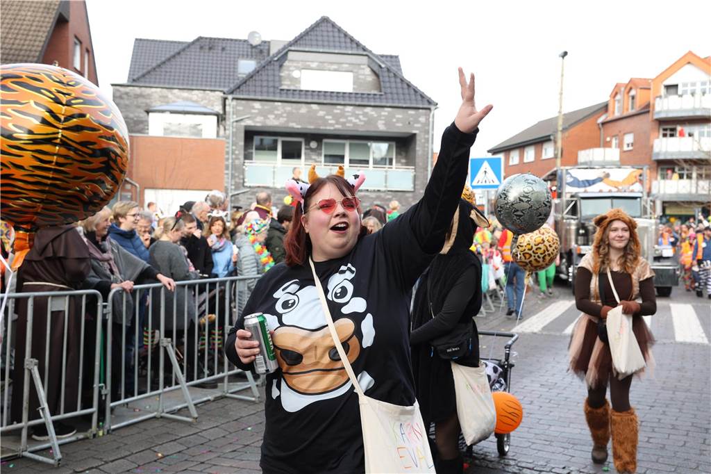 Karneval 2024 in Selm : Viele Fotos vom großen Umzug durch die Stadt Eindrücke vom Karnevalsumzug in Selm 2024