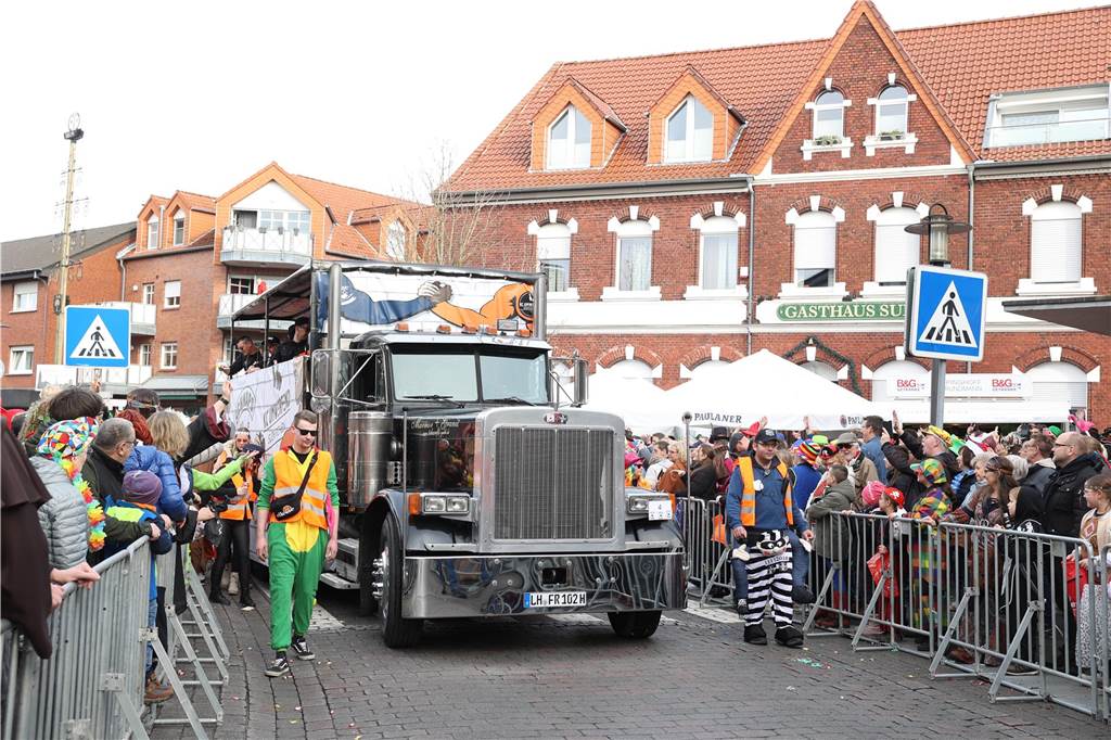 Karneval 2024 in Selm : Viele Fotos vom großen Umzug durch die Stadt Eindrücke vom Karnevalsumzug in Selm 2024