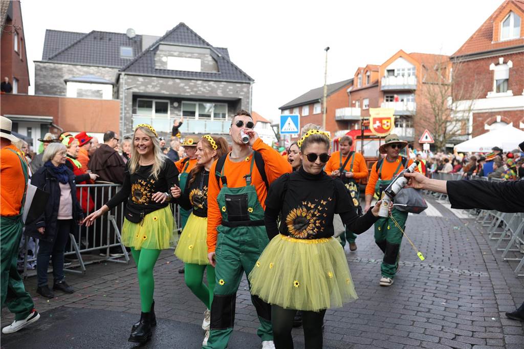 Karneval 2024 in Selm : Viele Fotos vom großen Umzug durch die Stadt Eindrücke vom Karnevalsumzug in Selm 2024