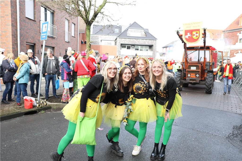 Karneval 2024 in Selm : Viele Fotos vom großen Umzug durch die Stadt Eindrücke vom Karnevalsumzug in Selm 2024