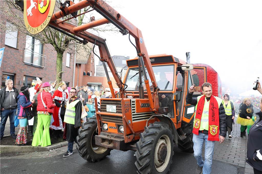 Karneval 2024 in Selm : Viele Fotos vom großen Umzug durch die Stadt Eindrücke vom Karnevalsumzug in Selm 2024