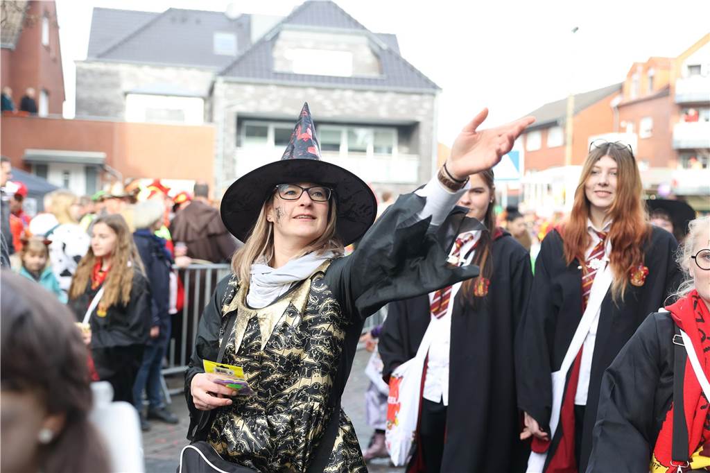 Karneval 2024 in Selm : Viele Fotos vom großen Umzug durch die Stadt Eindrücke vom Karnevalsumzug in Selm 2024