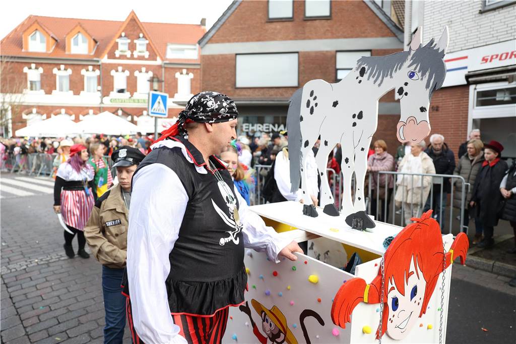 Karneval 2024 in Selm : Viele Fotos vom großen Umzug durch die Stadt Eindrücke vom Karnevalsumzug in Selm 2024