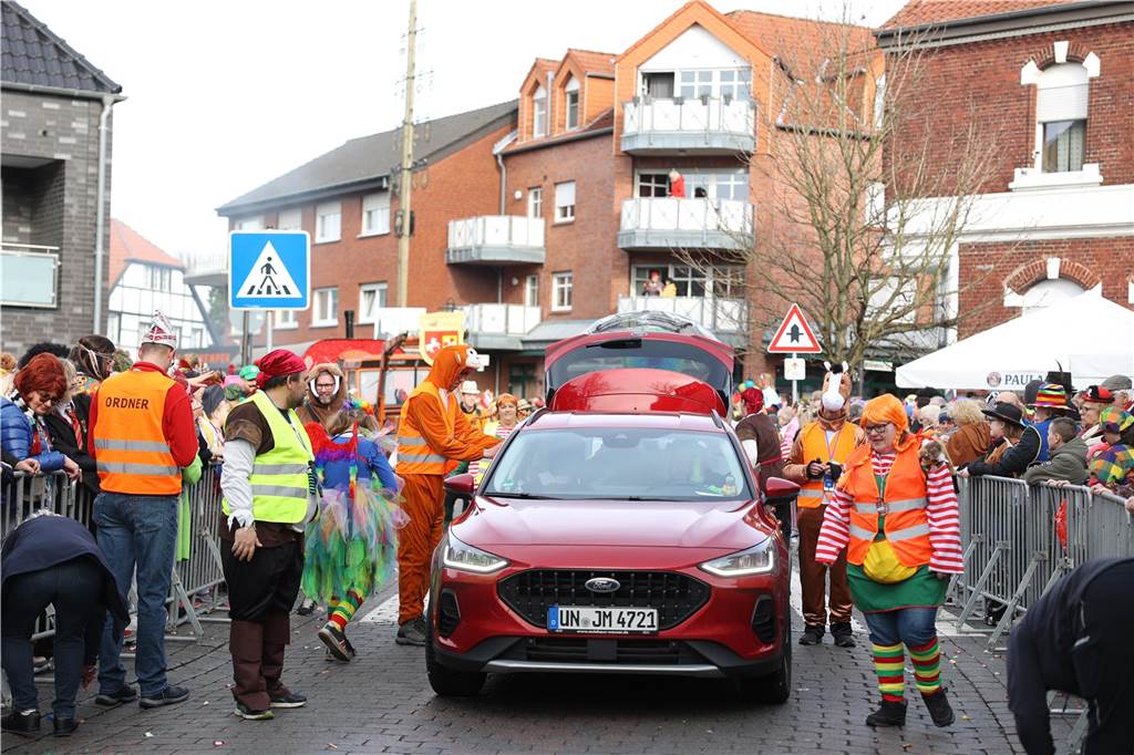 Karneval 2024 in Selm : Viele Fotos vom großen Umzug durch die Stadt Eindrücke vom Karnevalsumzug in Selm 2024