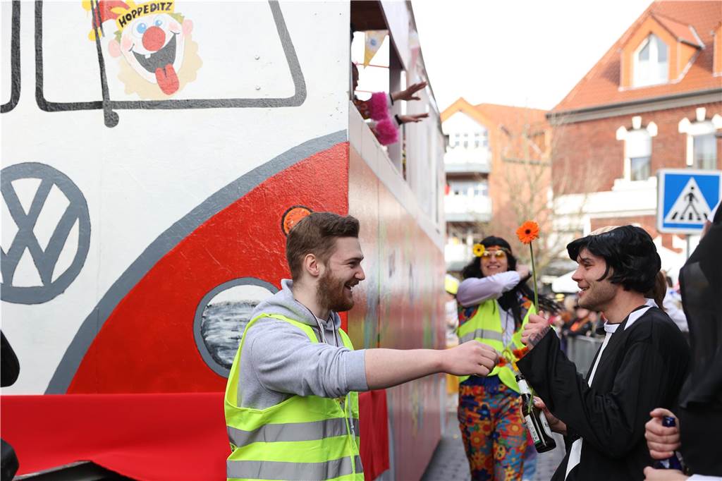 Karneval 2024 in Selm : Viele Fotos vom großen Umzug durch die Stadt Eindrücke vom Karnevalsumzug in Selm 2024