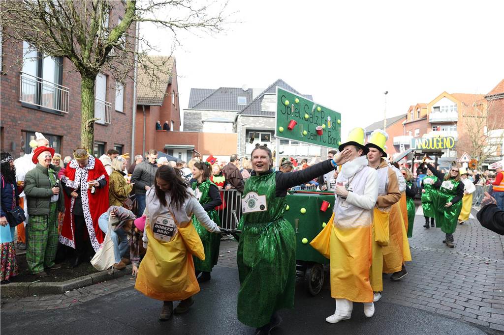Karneval 2024 in Selm : Viele Fotos vom großen Umzug durch die Stadt Eindrücke vom Karnevalsumzug in Selm 2024