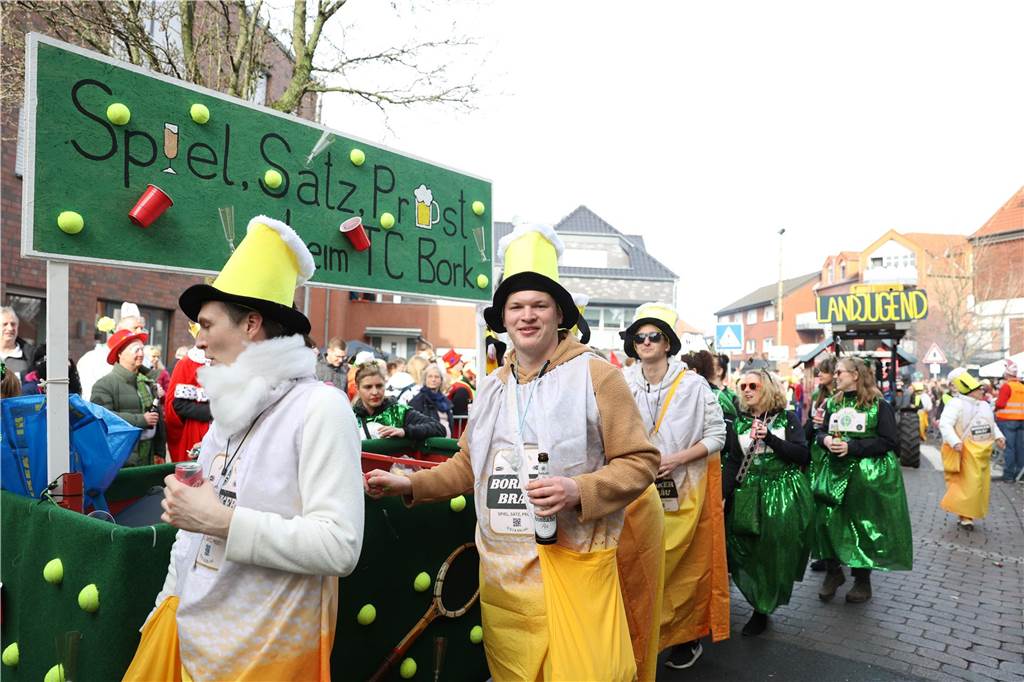 Karneval 2024 in Selm : Viele Fotos vom großen Umzug durch die Stadt Eindrücke vom Karnevalsumzug in Selm 2024