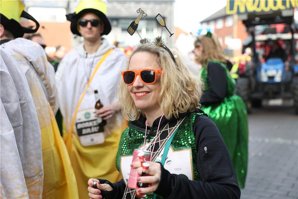 Karneval 2024 in Selm : Viele Fotos vom großen Umzug durch die Stadt Eindrücke vom Karnevalsumzug in Selm 2024