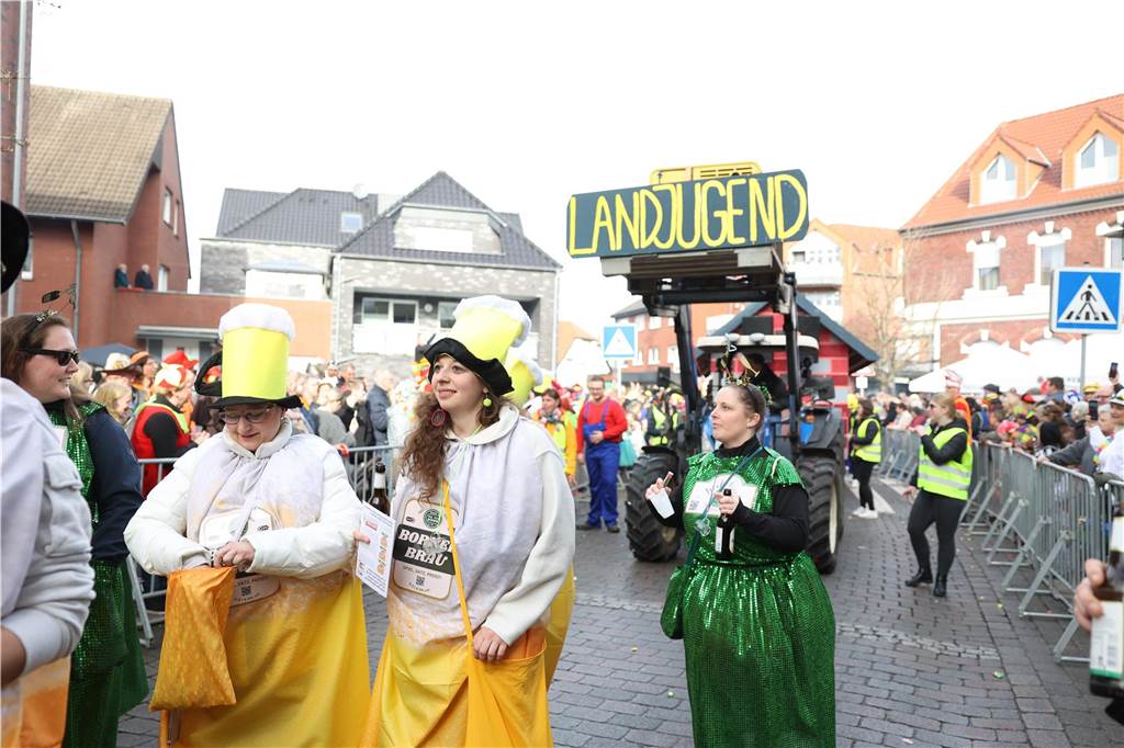 Karneval 2024 in Selm : Viele Fotos vom großen Umzug durch die Stadt Eindrücke vom Karnevalsumzug in Selm 2024