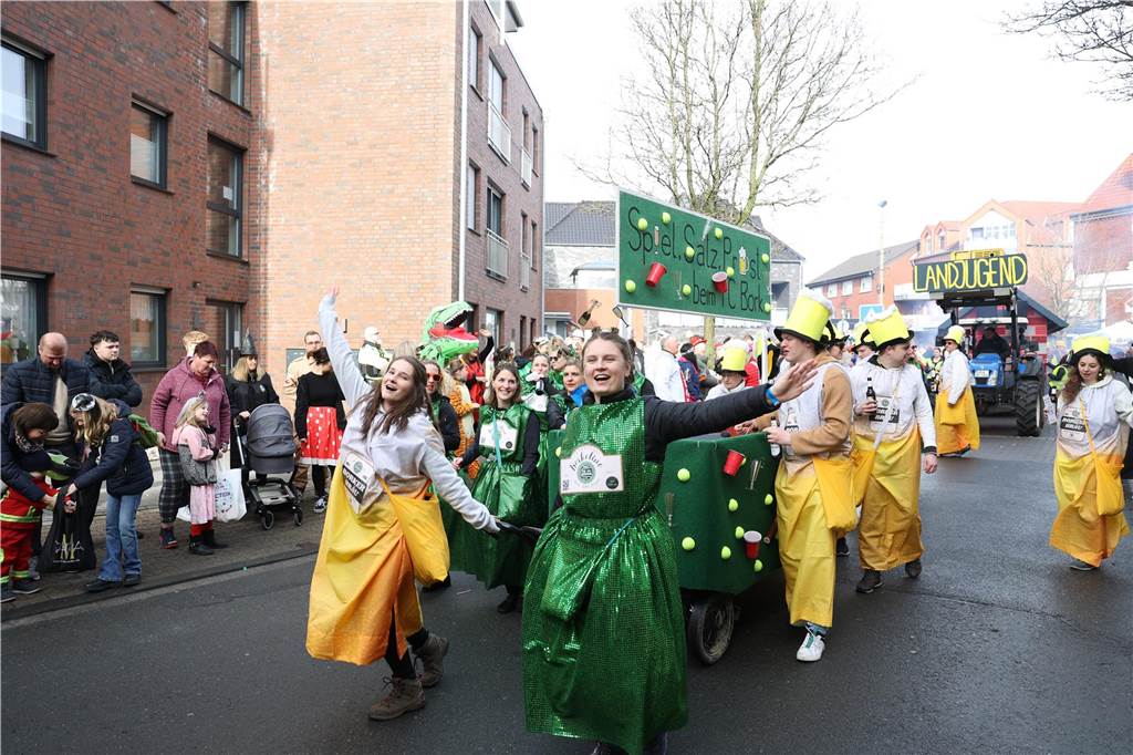 Karneval 2024 in Selm : Viele Fotos vom großen Umzug durch die Stadt Eindrücke vom Karnevalsumzug in Selm 2024