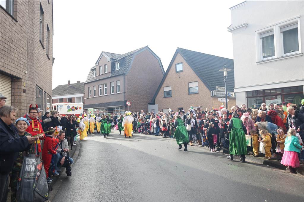 Karneval 2024 in Selm : Viele Fotos vom großen Umzug durch die Stadt Eindrücke vom Karnevalsumzug in Selm 2024