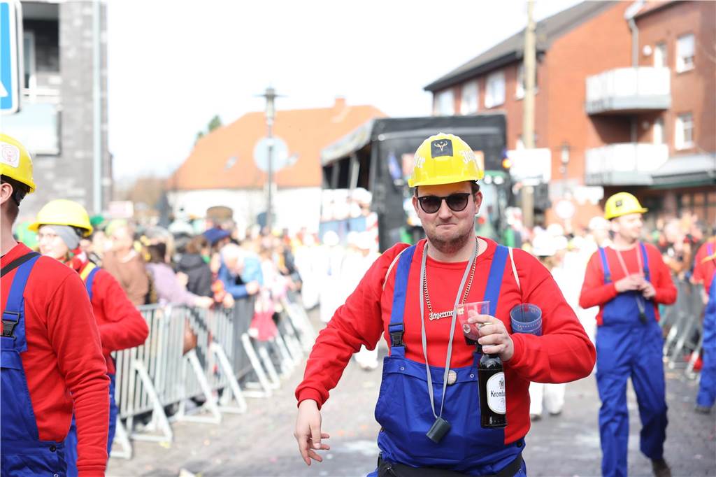 Karneval 2024 in Selm : Viele Fotos vom großen Umzug durch die Stadt Eindrücke vom Karnevalsumzug in Selm 2024