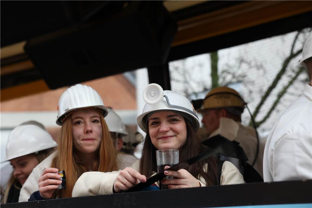 Karneval 2024 in Selm : Viele Fotos vom großen Umzug durch die Stadt Eindrücke vom Karnevalsumzug in Selm 2024