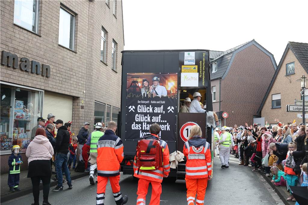 Karneval 2024 in Selm : Viele Fotos vom großen Umzug durch die Stadt Eindrücke vom Karnevalsumzug in Selm 2024