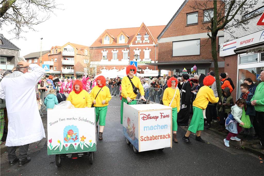 Karneval 2024 in Selm : Viele Fotos vom großen Umzug durch die Stadt Eindrücke vom Karnevalsumzug in Selm 2024