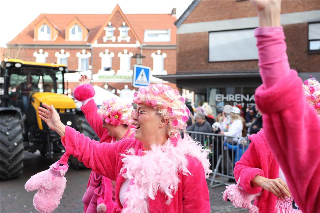 Karneval 2024 in Selm : Viele Fotos vom großen Umzug durch die Stadt Eindrücke vom Karnevalsumzug in Selm 2024