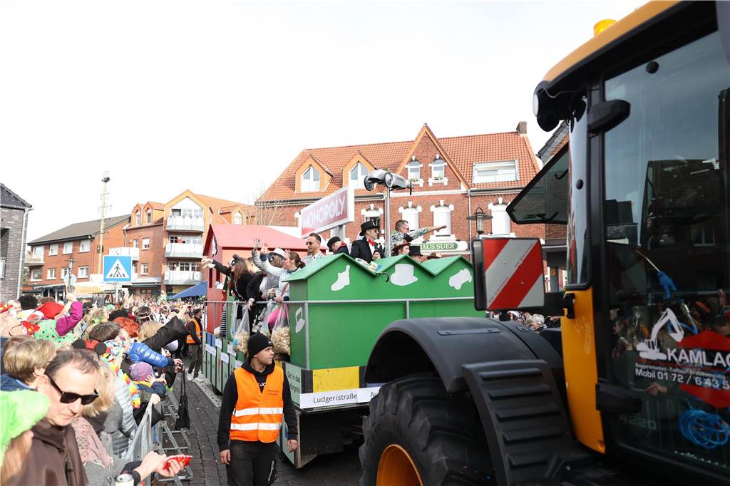 Karneval 2024 in Selm : Viele Fotos vom großen Umzug durch die Stadt Eindrücke vom Karnevalsumzug in Selm 2024