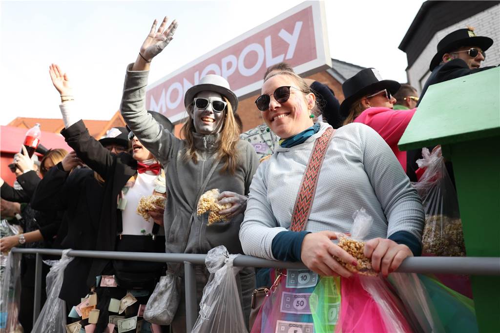 Karneval 2024 in Selm : Viele Fotos vom großen Umzug durch die Stadt Eindrücke vom Karnevalsumzug in Selm 2024
