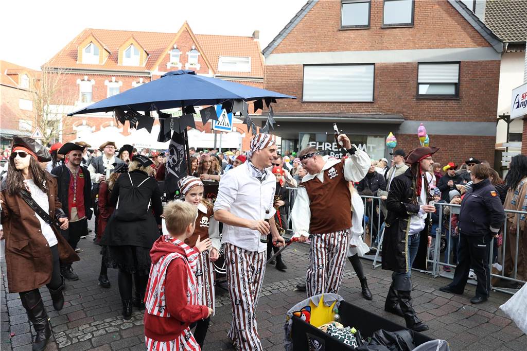 Karneval 2024 in Selm : Viele Fotos vom großen Umzug durch die Stadt Eindrücke vom Karnevalsumzug in Selm 2024