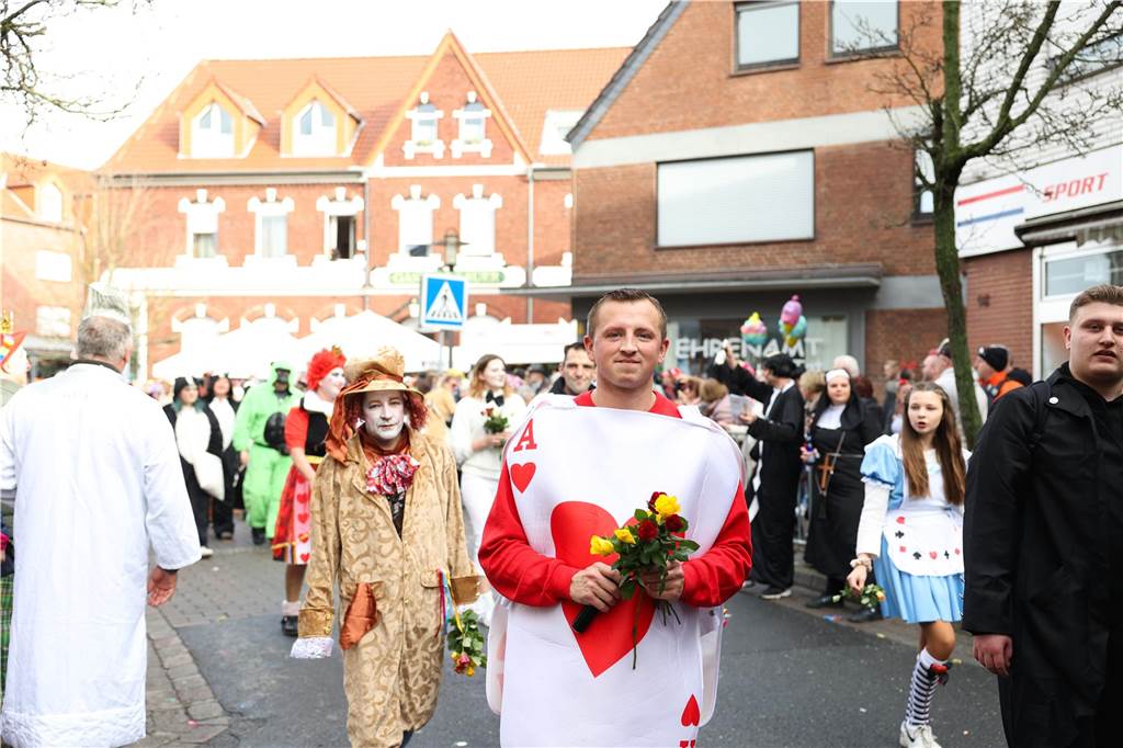 Karneval 2024 in Selm : Viele Fotos vom großen Umzug durch die Stadt Eindrücke vom Karnevalsumzug in Selm 2024