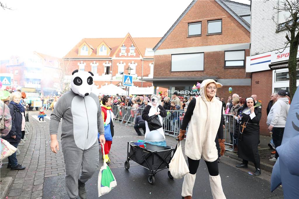 Karneval in Selm: Noch mehr Fotos vom großen Umzug durch Selm Eindrücke vom Karnevalsumzug in Selm 2024
