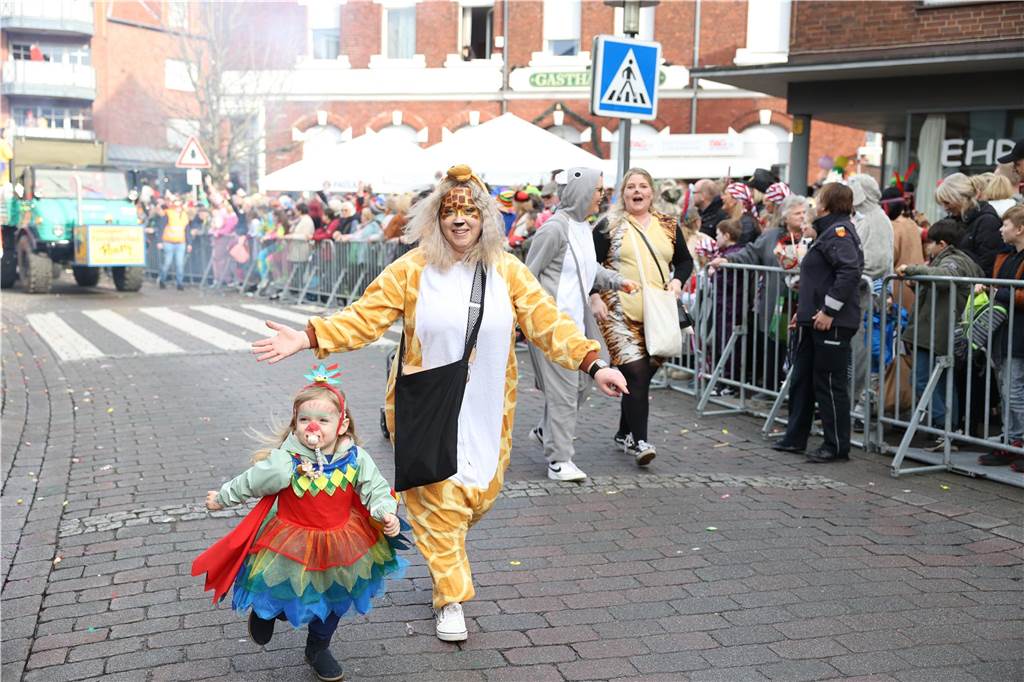 Karneval in Selm: Noch mehr Fotos vom großen Umzug durch Selm Eindrücke vom Karnevalsumzug in Selm 2024